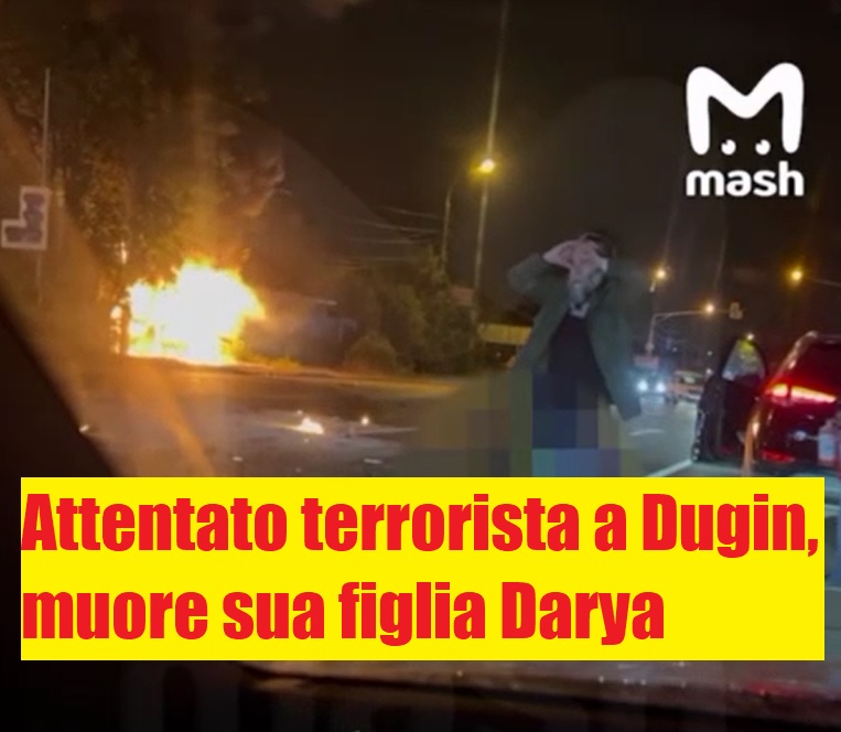 Dugin disperato con le mani alla testa di fronte all'auto in fiamme con sua figlia a bordo